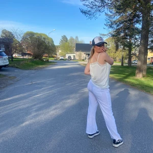 Linnebyxor  - Hejjj!!! Säljer mina älskade linnebyxor. Dom är köpta på Amazon i storlek s men dom är lite kort i benen på mig som är 160💗men kom privat för fler bilder,köparen står för frakten . Köp direkt för 500 eller buda 🫶🏼