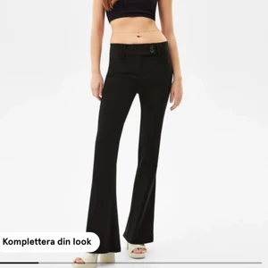 Kostymbyxor - Ett par så fina Svarta kostym byxor från Bershka! Beställde hem ett par 36 men de var tyvärr för små, så säljer ett par helt oanvända! Byxorna är lågmidjade med ett coolt spänne i midjan, och de går hela vägen till marken på mig och jag är 1,69. Nypris 360kr, jag säljer för 300 kr☺️