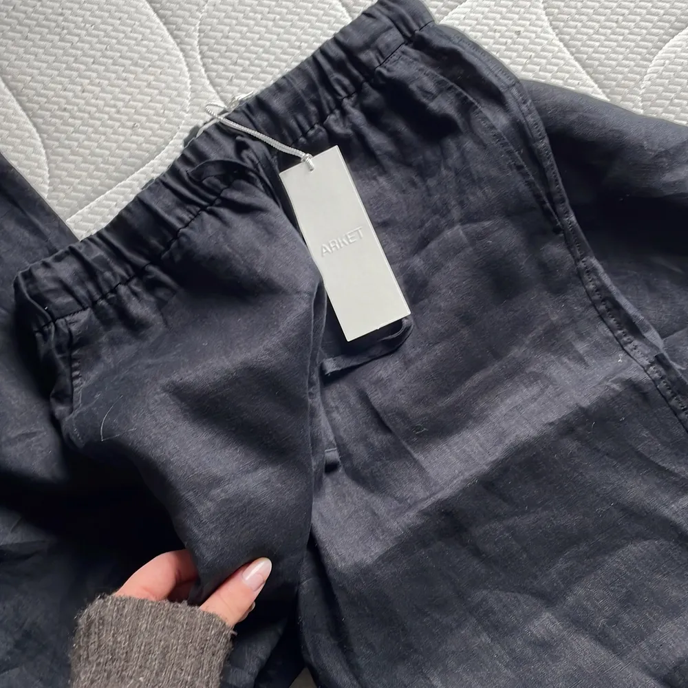 Svarta superfina linnebyxor från Arket! Helt oanvända med lappen kvar❤️. Jeans & Byxor.