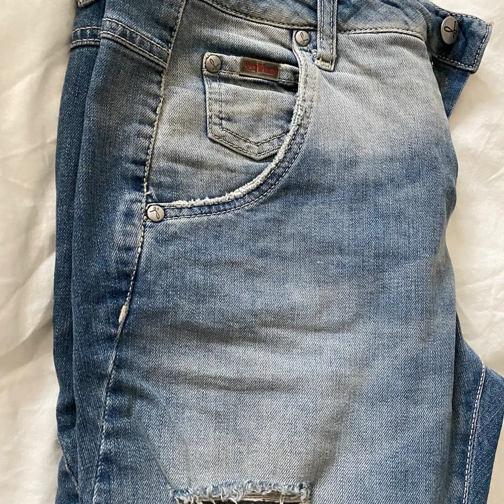 Härliga italienska jeans, snygg slitning. Använda 2 ggr, . Jeans & Byxor.
