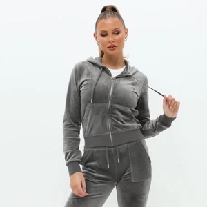 Juicy Couture tröja - Juicy Couture tröja i färgen Top hat. Storlek S. Använd fåtal gånger. Inga tecken på slitage eller fläckar🌟🌟🌟. Kan diskutera priset 💗