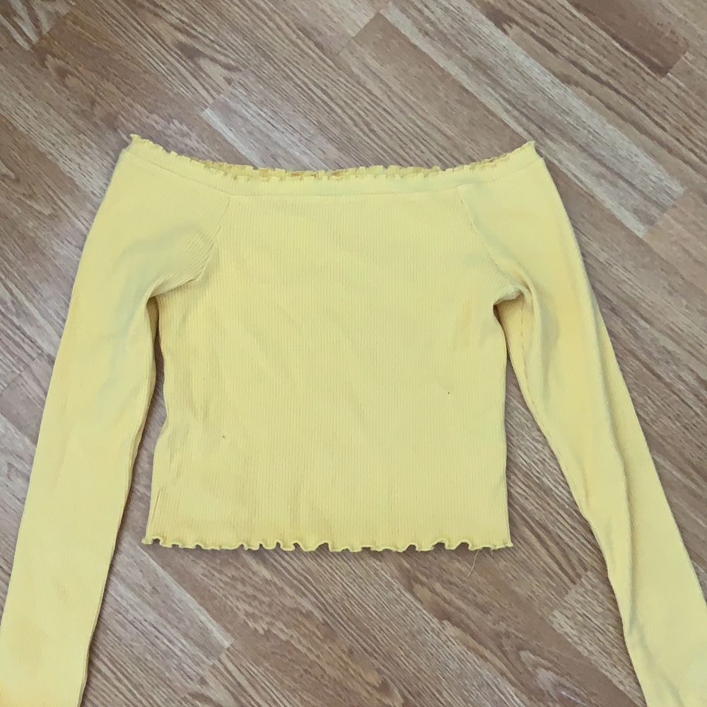 En jättefin gul offshoulder tröja från ginatricot. Den är i strl L men den passar mig som har S/M som strl. Säljer då den ej kommer till användning. Säljer för 150kr inkl frakt.. Blusar.