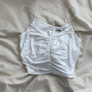 Topp strl 32 - Säljer denna supersöta toppen från asos i strl 32. Superbra skick! Säljer för 40kr + frakt 🌺❤️