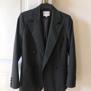 KAVAJ  - Kritstrecksrandig kavaj i svart från NAKD strlk 36. Endast använd 1 gång så i nyskick. 