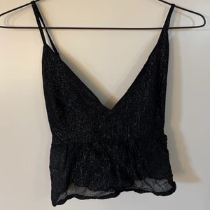 Nakd topp, storlek 38 - En fin festtopp från nakd, som endast är använd en gång✨toppen har band som är reglerbara💕💕