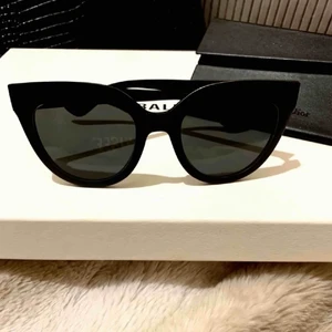 Dior solglasögon  - Säljer ett par solglasögon som är köpta här på plick. Enligt säljaren är den äkta och det ingår fodral & dior kort. Säljer dessa för 1000kr. 🕶️ 