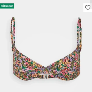 Arket bikinitopp - Arket bikinitopp som aldrig är använd! Storlek 44 men liten i storleken, jag har förkortat banden där bak, kan skicka egna bilder💖
