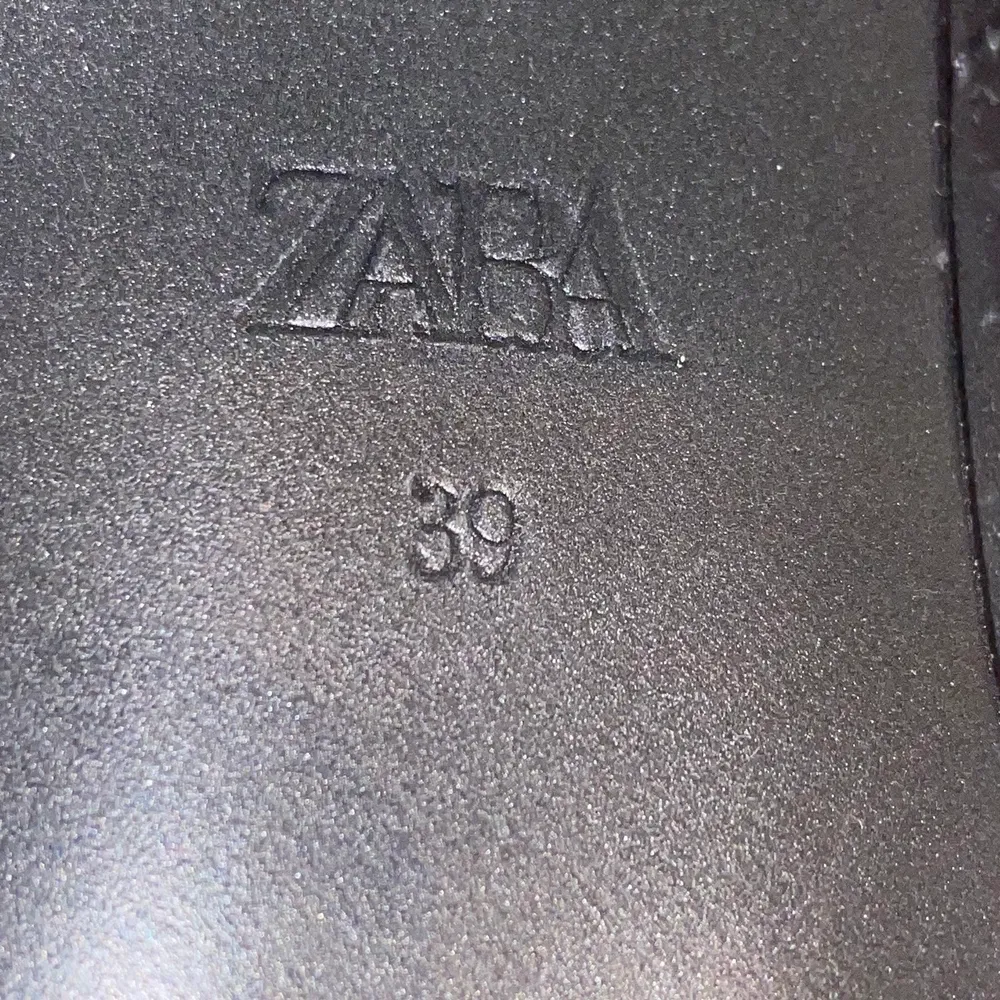 De klassiska höga svarta stövlarna från Zara som varit väldigt populära. Tyvärr sitter dessa för tajt över mina vader så de är ej bekväma för mig. Aldrig använt endast testat. . Skor.