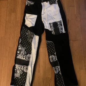 Svarta och vita jeans med mönster - Svarta/vita jeans med olika mönster från Shein. Aldrig använda. Storlek Medium. 