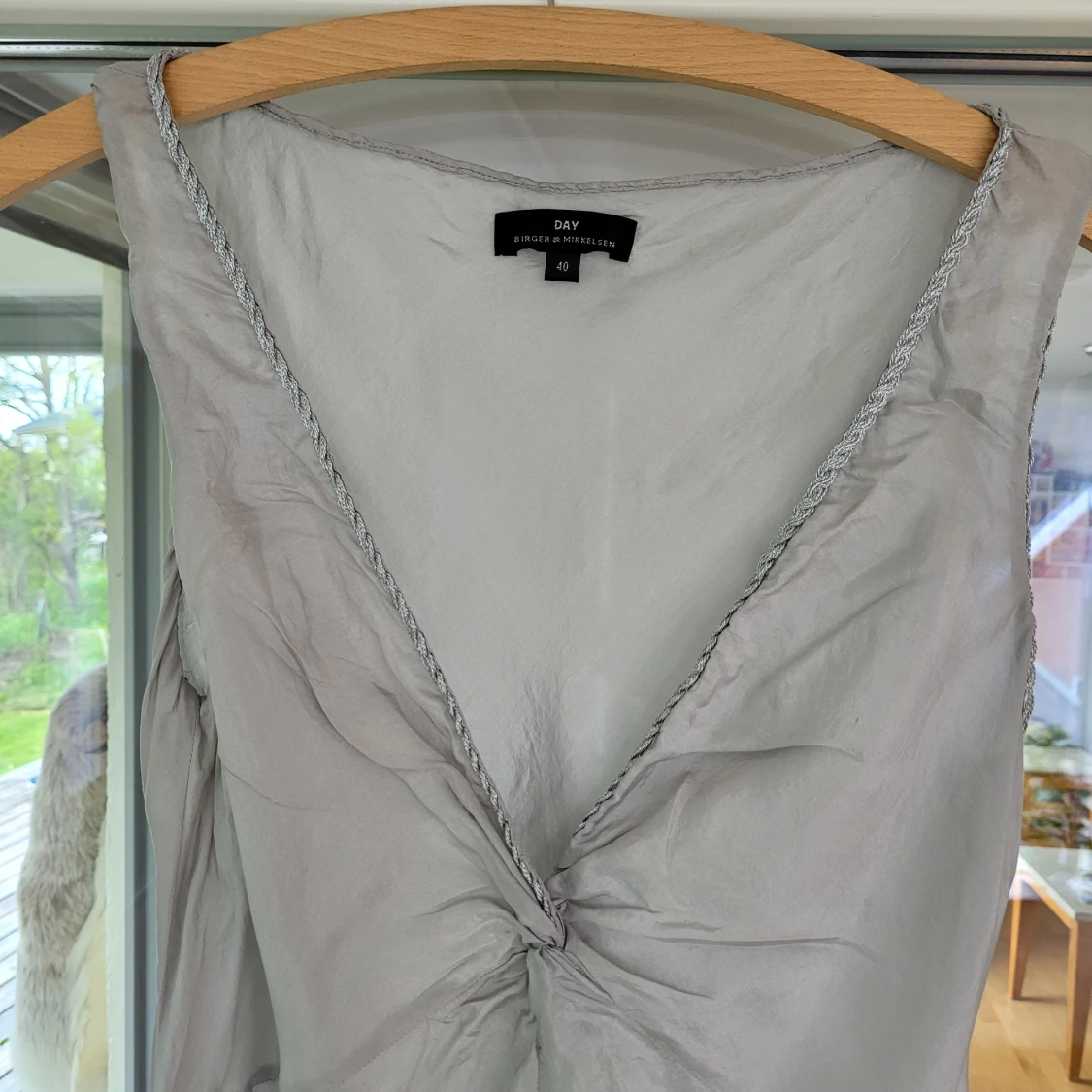 Sidenklänning i silver,  Day Mikkelsen - 91