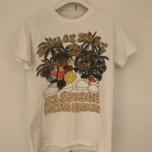 21 savage T-shirt NY - Säljer denna snygga 21 savage tshirten i storlek S. Den är använd få gånger och nypris ligger på 650kr. Begär endast 299kr och den skickas på köparens bekostnad. Mvh