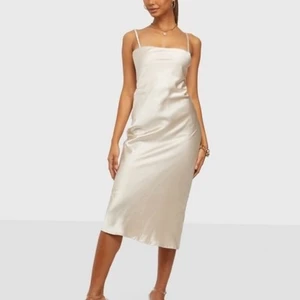 Klänning vit  - Säljer denna superfina klänningen! Har aldrig använt den! Den är i storlek L 😊 lappen är till och med på, nypris 599, bilderna är inte mina utan tagna från hemsidan, fråga om fler bilder om det skulle behövas ❤️