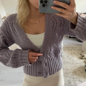 Lilla kofta Lindex S - Så fin kofta från Lindex i perfekt lila färg ny till sommaren. Så fin att slänga över en klänning, eller ha under en kavaj! Lik tröjan från ganni😍😍 