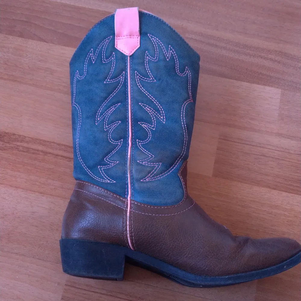 Säljer mina älskade cowboy boots för att de har blivit föremå:( Dem är köpta i USA och är i bra kvalitet. De är i storlek USA 3 jag har även ett par andra i storlek USA 12 som är mindre för små barn! 💗💙. Skor.