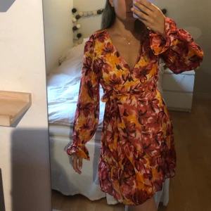 Omlottklänning - Omlottklänning med knytning från Gina Tricot.