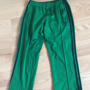 Gröna breda adidas byxor - Storlek s, aldrig använda. Kom gärna med eget pris, vill få dom sålda då dom är väldigt mycket för korta för mig.