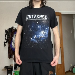 Svart Universe Tee - En svart T-Shirt från Dedicated i storlek Unisex Medium. Modellen är 178cm lång.