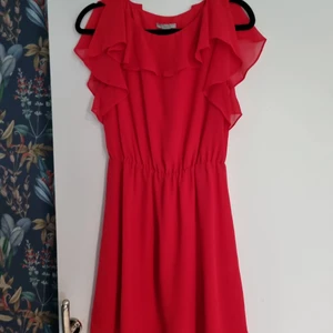 Klänning - Röd fin sommarklänning (fungerar också till jul) . Endast använd enstaka gånger, är i väldigt bra skick. 
