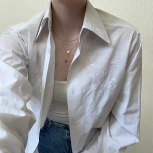 Vit skjorta med detaljer - Fin vintage vit skjorta med fina broderidetaljer på bröstet och kragen! Bra skick!