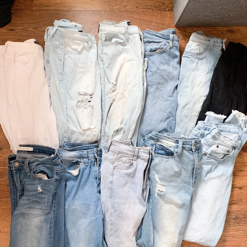 Paketpris gäller 11 par jeans från FashionNova. Alla jeans är i storlek S. Finns både jeans med slitningar, (mycket och lite ), jeans som är utsvängda och har slits slängar ner samt vanlig fit. Alla jeans är i sparsamt skick. Om du är intresserad av ett visst par och inte vill köpa alla kontakta mig!!  Passa på!!. Jeans & Byxor.