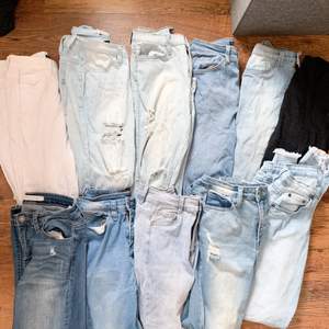 Paketpris gäller 11 par jeans från FashionNova. Alla jeans är i storlek S. Finns både jeans med slitningar, (mycket och lite ), jeans som är utsvängda och har slits slängar ner samt vanlig fit. Alla jeans är i sparsamt skick. Om du är intresserad av ett visst par och inte vill köpa alla kontakta mig!!  Passa på!!