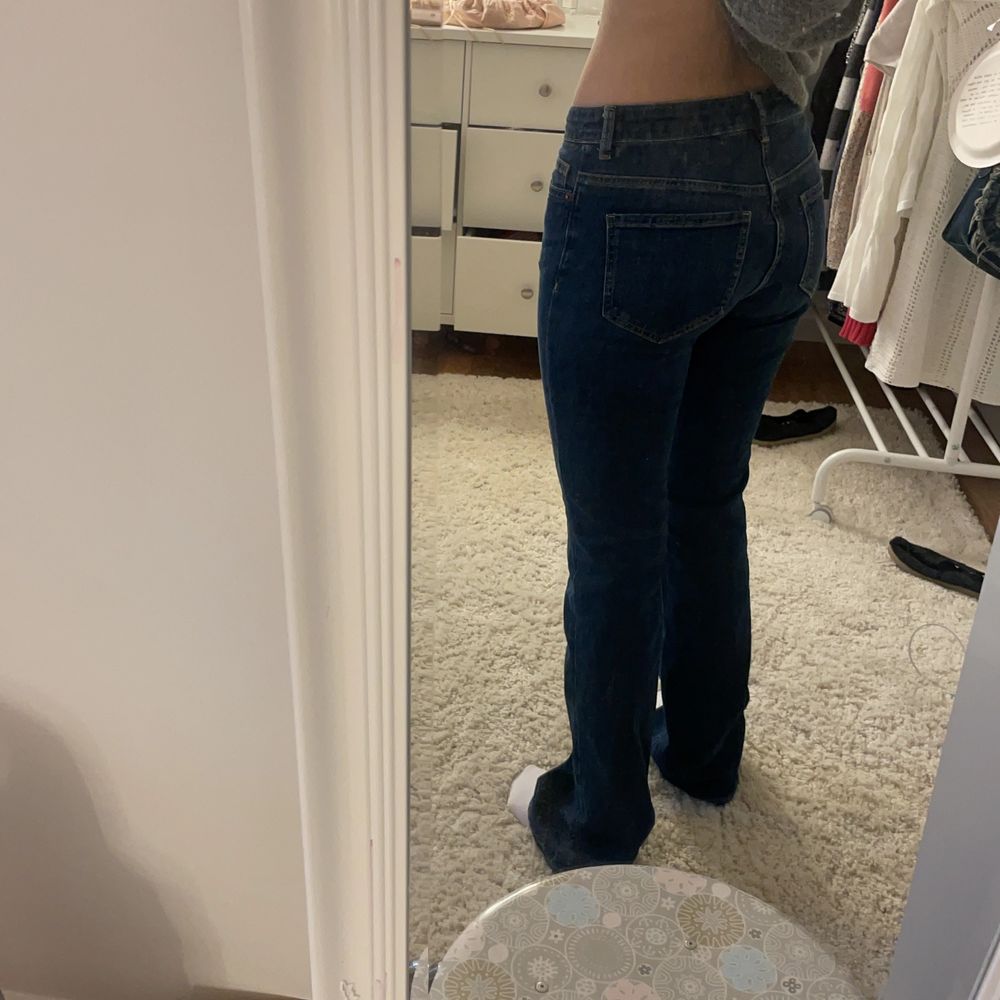 Suuuper snygga mörkblå låg/mid rise bootcut jeans! Köpte dessa second hand och älskar de men de kommer tyvärr inte till så stor användning. De är i fint skick😊 köparen står för frakt🔥. Jeans & Byxor.