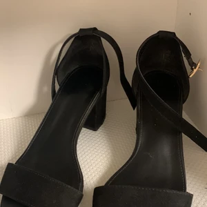 Svarta klackskor  - Storleken är du 38 säljer pga inte använder längre frakten står ni själva kan även möta Stockholm eller handen.