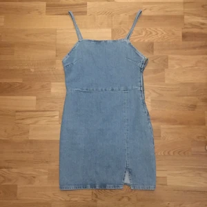 Jeanskjol - Säljer en jeansklänning då den ej kommit till användning, använd ca 1-2 gånger.