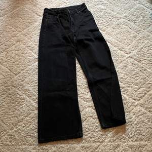 Högmidjade monki jeans färgen svart, kan dock vara en lite svagare svart eftersom att de har tvättats. Använts några gånger. Köparen står vid frakt. Pris kan duskuteras vid snabb affär. Säljer eftersom att de blivit för små. Meddela för mer info