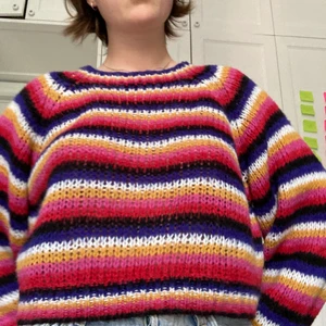 Zara stickad tröja - SVINCOOL stickad croppad tröja från zara, väl använd men mkt älskad<3