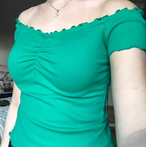Grön topp - Gullig topp i bra skick då den endast blivit använd ett par gånger. Passar mig som vanligtvis är en S. Andra bud är välkomna 💕