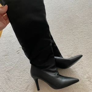 Knähöga boots  - Snygga knähöga boots i nyskick. Storlek 37