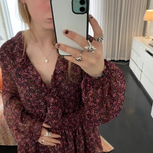 Zara klänning - Säljer denna klänning från zara som är köpt I Paris! Så fin men tyvärr lite stor vid armarna och vid v-ringen!