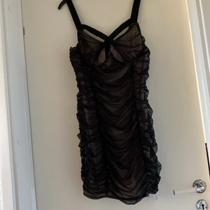 Svart klänning - Helt ny och är oanvänd. Den passar inte mig därför jag säljer den. Storlek: S. Märke: Missguided.