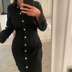 Klänning  - Klänning från Zara i strl S, köparen står för frakten 