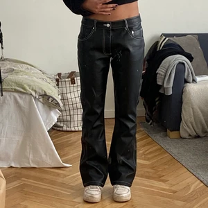 Byxor - Snygga skinnbyxor med vita sömmar. Skit snyggt nu på sommarkvällar med ett vitt eller svart linne. Säljer då de är lite för stora för mig. Strl 38, jag är 170❤️