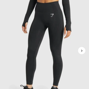 Vital seamless tights gymshark - Svarta vital seamless tights från gymshark i storlek M. Säljes pågrund av att de inte kommer till användning. Nypris 499kr