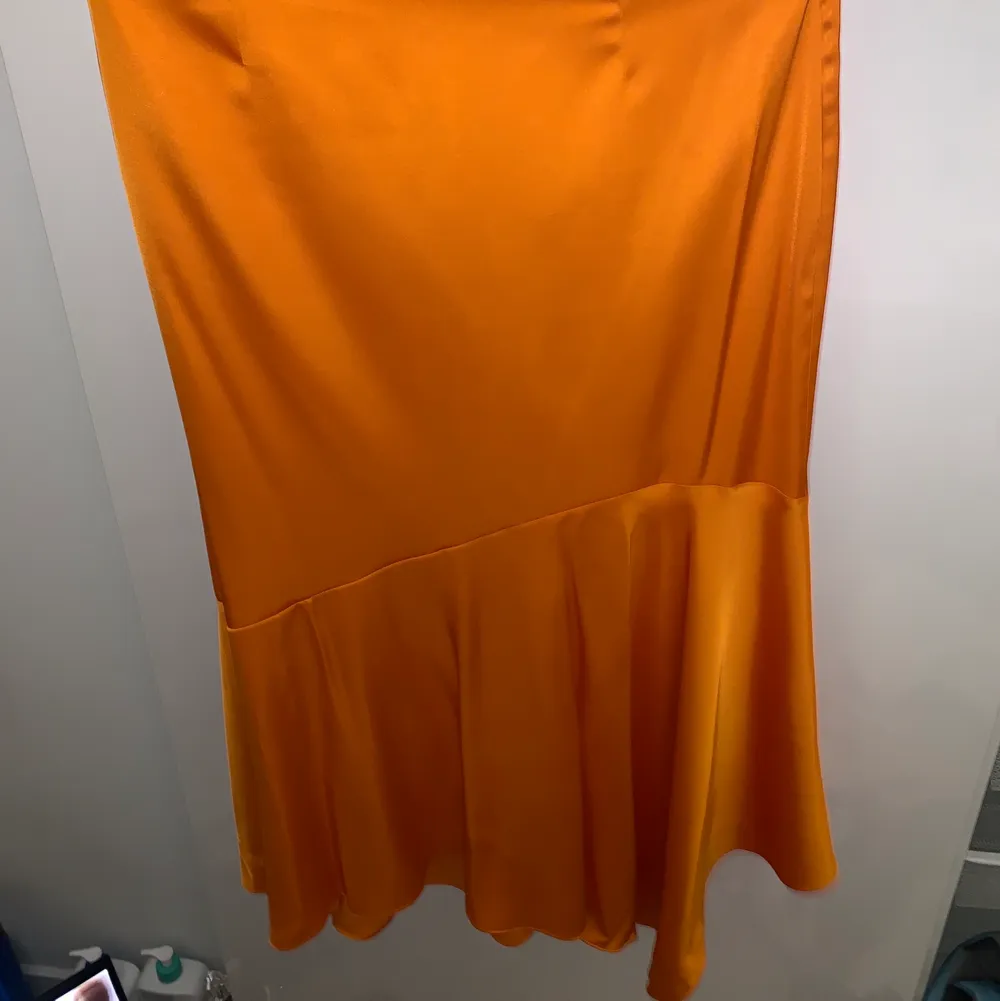 Sjukt snygg orange kjol från & Other stories. Köpt för 2 år sedan, använd 1 gång. I absolut toppskick!! . Kjolar.