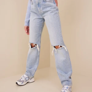 90s high waist jeans - Gina Tricots populära petite 90s high waist jeans i storlek 38. Endast använda två gånger så jag köpt om dem i en annan storlek istället. Nypris 599:- 