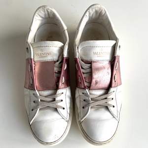 Klassiska Sneakers fr Valentino. Stl 39. Vita med rosa metallic Strip. Fräscha.