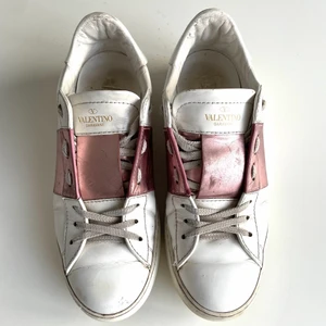 Valentino Open sneakers - Klassiska Sneakers fr Valentino. Stl 39. Vita med rosa metallic Strip. Fräscha.
