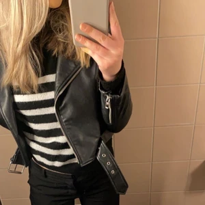 ZARA skinnjackan❤️‍🔥 - Säljer min jättefina skinnjacka jag köpte i somras. Dem är väldigt småa i storlekarna så därmed har jag den i L. Men kan även tycka att den är lite kort på mig. Nypriset låg på 559kr. Mitt pris; 250kr. Den är i ett väldigt bra skick. 