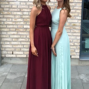 Balklänning  - Säljer min superfina balklänning, endast använd en gång. Klänningen är i storlek 32, och uppsydd så den passa mig som är ca 160 perfekt med klackar💓💓 Köparen står för frakten.