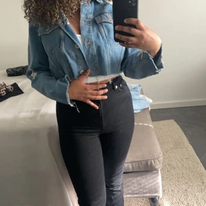 Jeans jacka  - Storlek S, använt få antal gångerna. Min vän på bilden!möts endast