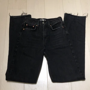 Gina Tricot jeans - Svarta jeans från Gina tricot helt oänvända! Dock väldigt långa!!