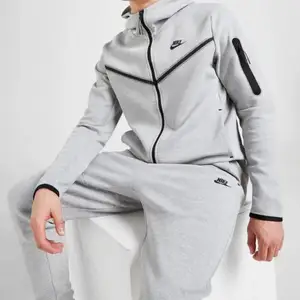 Jag söker ett nike tech fleece set 