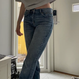 Zara lågmidjade jeans  - Säljer mina mörkblå lågmidjade jeans från Zara i strl 36 men passar även 34. Är 175 och dom är perfekt längd för mig (har sprättat upp dom)❤️ 