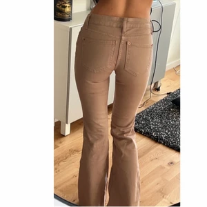 ASOS LOW RISE Y2K JEANS *OANVÄND* - Oanvända jeans från asos design, nypris 399. Storlek: w24 l32. Säljer eftersom jag tycker att de är lite för tighta i midjan och jag ej hann skicka tillbaka. 