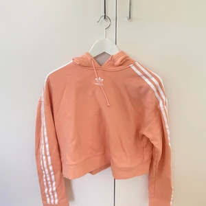 Croppad adidas tröja - Storlek 34-36 skulle jag säga. 100% bomull. Inga fläckar och väldigt sparsamt använd så i bra skick. 