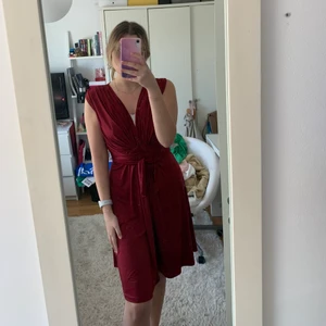 Klänning  - Jättefin klänning som aldrig är använd. Köparen står för frakt 